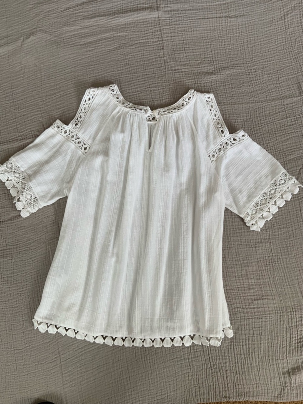 crown & ivy white Crochet Yoke Peasant Top & cold shoulder
Size Small - Picture 4 of 4